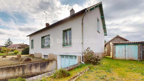 Maison sur sous-sol total à rénover offrant une entrée sur couloir desservant une cuisine avec accès au sous-sol et à l’étage, un salon/séjour, quatre chambres, une salle d’eau et un WC.

L’étage est aménageable selon vos besoins.

Le sous-sol est compartimenté.

Dépendance et terrain complètent l’ensemble.