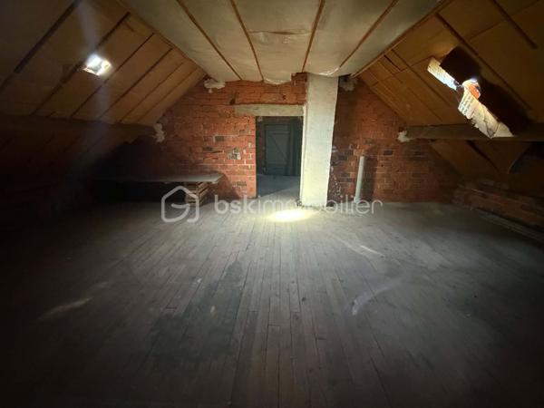 Maison sur sous-sol total à rénover offrant une entrée sur couloir desservant une cuisine avec accès au sous-sol et à l’étage, un salon/séjour, quatre chambres, une salle d’eau et un WC.

L’étage est aménageable selon vos besoins.

Le sous-sol est compartimenté.

Dépendance et terrain complètent l’ensemble.