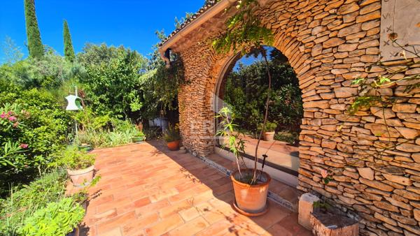 DOMAZAN - Maison 270 m2 5 chambres jardin de 3500 m2 avec piscine