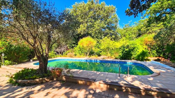 DOMAZAN - Maison 270 m2 5 chambres jardin de 3500 m2 avec piscine