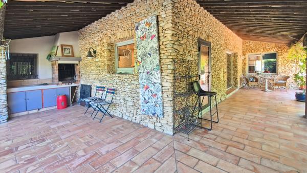 DOMAZAN - Maison 270 m2 5 chambres jardin de 3500 m2 avec piscine