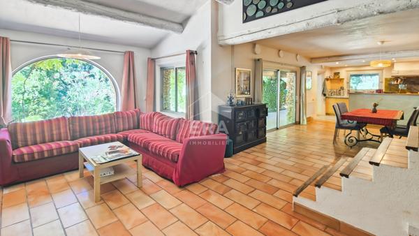 DOMAZAN - Maison 270 m2 5 chambres jardin de 3500 m2 avec piscine