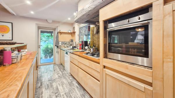 DOMAZAN - Maison 270 m2 5 chambres jardin de 3500 m2 avec piscine