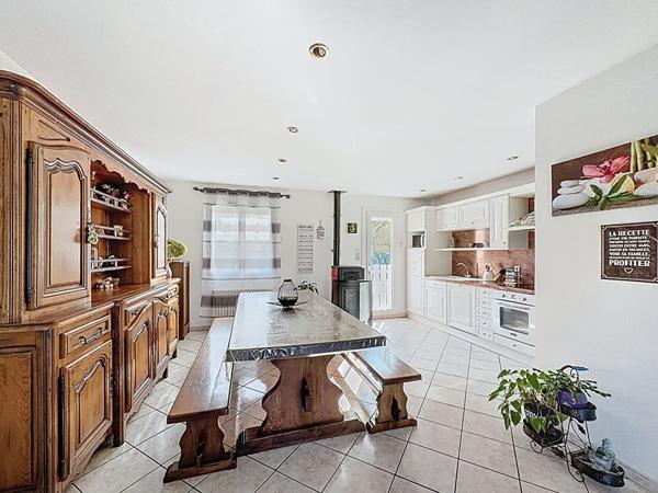 Coup de coeur ! Pavillon indépendant vivable de plain pied, dans le centre ville de Villeparisis - 5 chambres - 1 bureau - jardin et sous-sol total.