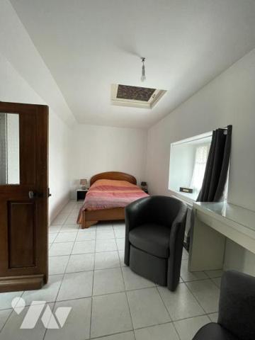 Ensemble de maisons d'habitations avec jardin