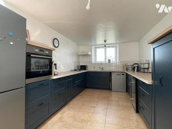 Ensemble de maisons d'habitations avec jardin