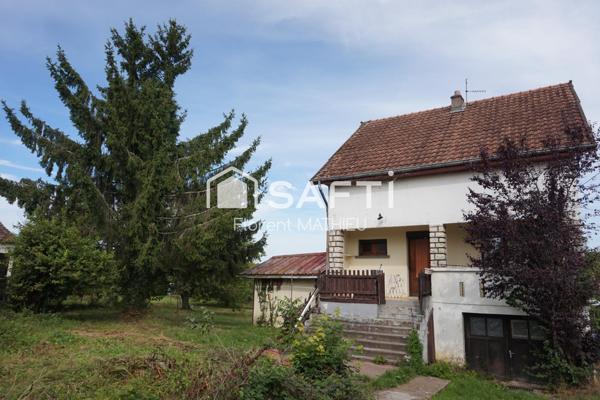 Maison à rénover de 85 m² implantée sur un terrain de 700m² avec trois chambres et garage.