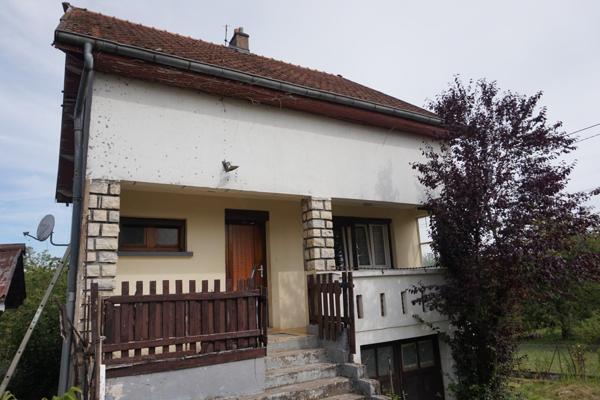 Maison à rénover de 85 m² implantée sur un terrain de 700m² avec trois chambres et garage.