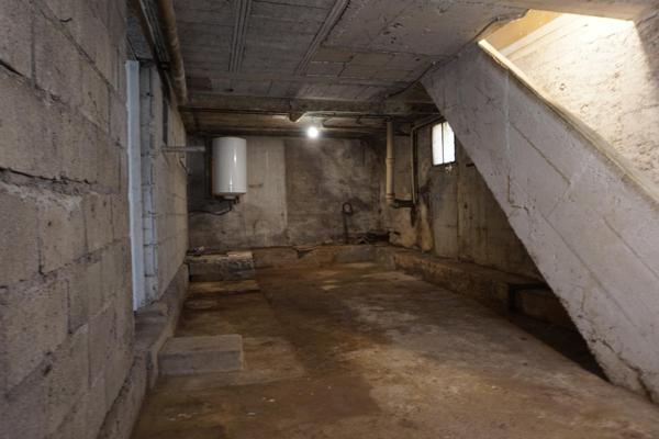 Maison à rénover de 85 m² implantée sur un terrain de 700m² avec trois chambres et garage.