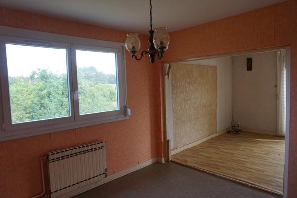 Maison à rénover de 85 m² implantée sur un terrain de 700m² avec trois chambres et garage.