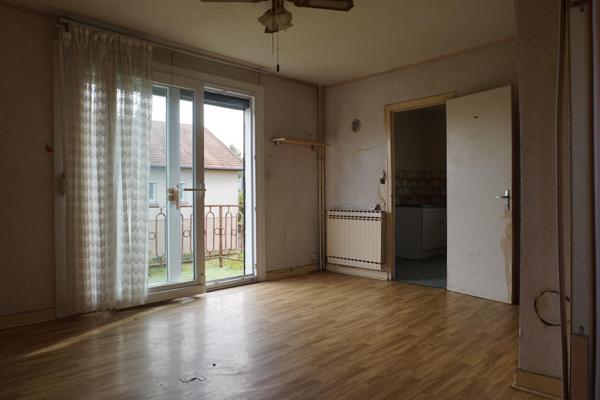 Maison à rénover de 85 m² implantée sur un terrain de 700m² avec trois chambres et garage.