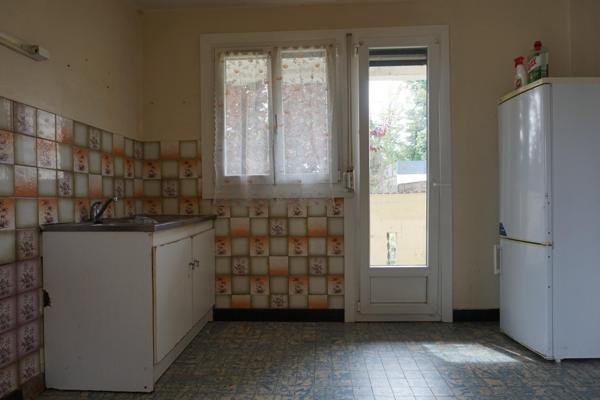 Maison à rénover de 85 m² implantée sur un terrain de 700m² avec trois chambres et garage.