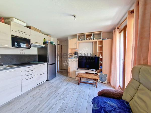 A vendre : Charmant appartement de trois pieces avec balcon a deux pas de la plage Sword Beach