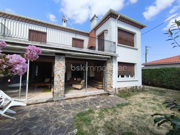 Découvrez cette maison d'environ 138 m² offrant de beaux volumes et un fort potentiel, idéale pour une famille souhaitant créer un intérieur à son image .

Au rez de chaussée , vous trouverez une cuisine , un toilette  ainsi qu' une belle pièce à vivre  d 'environ 50 m² offrant un espace de vie convivial.

A l'étage , la maison dispose de cinq chambres dont deux en enfilade . Deux autres bénéficient d' un accès a une belle et grande terrasse , parfaite pour profiter des beaux jours , ainsi que deux salles de bains.

La maison comprends également un garage , une buanderie , ainsi qu' un jardin offrant des espaces extérieurs appréciables.

Des travaux à prévoir , notamment le remplacement des fenêtres  et la mise aux normes de l'électricité . Il conviendra donc un budget travaux afin de relever tout le potentiel de cette maison .

 N' hésitez pas de me contacter pour plus de renseignements.