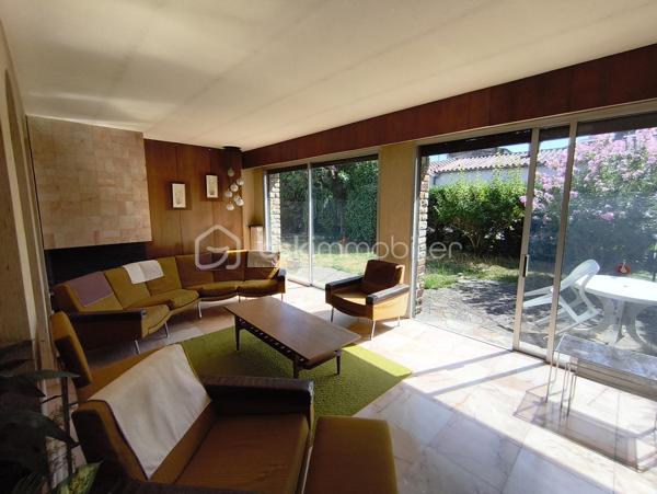 Découvrez cette maison d'environ 138 m² offrant de beaux volumes et un fort potentiel, idéale pour une famille souhaitant créer un intérieur à son image .

Au rez de chaussée , vous trouverez une cuisine , un toilette  ainsi qu' une belle pièce à vivre  d 'environ 50 m² offrant un espace de vie convivial.

A l'étage , la maison dispose de cinq chambres dont deux en enfilade . Deux autres bénéficient d' un accès a une belle et grande terrasse , parfaite pour profiter des beaux jours , ainsi que deux salles de bains.

La maison comprends également un garage , une buanderie , ainsi qu' un jardin offrant des espaces extérieurs appréciables.

Des travaux à prévoir , notamment le remplacement des fenêtres  et la mise aux normes de l'électricité . Il conviendra donc un budget travaux afin de relever tout le potentiel de cette maison .

 N' hésitez pas de me contacter pour plus de renseignements.