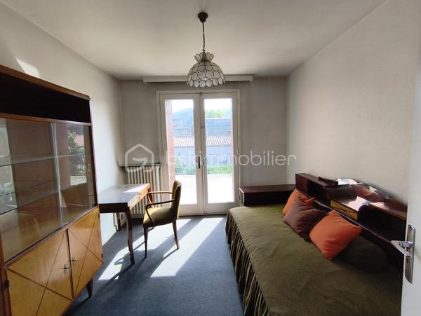 Découvrez cette maison d'environ 138 m² offrant de beaux volumes et un fort potentiel, idéale pour une famille souhaitant créer un intérieur à son image .

Au rez de chaussée , vous trouverez une cuisine , un toilette  ainsi qu' une belle pièce à vivre  d 'environ 50 m² offrant un espace de vie convivial.

A l'étage , la maison dispose de cinq chambres dont deux en enfilade . Deux autres bénéficient d' un accès a une belle et grande terrasse , parfaite pour profiter des beaux jours , ainsi que deux salles de bains.

La maison comprends également un garage , une buanderie , ainsi qu' un jardin offrant des espaces extérieurs appréciables.

Des travaux à prévoir , notamment le remplacement des fenêtres  et la mise aux normes de l'électricité . Il conviendra donc un budget travaux afin de relever tout le potentiel de cette maison .

 N' hésitez pas de me contacter pour plus de renseignements.