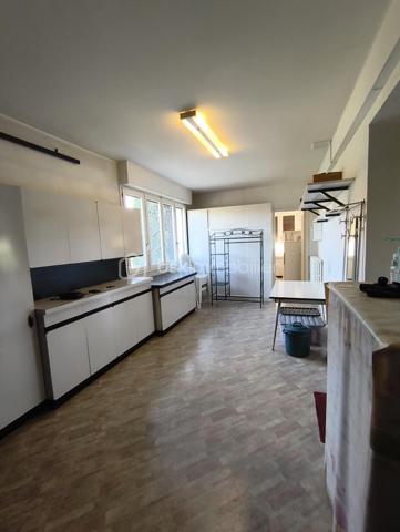 Découvrez cette maison d'environ 138 m² offrant de beaux volumes et un fort potentiel, idéale pour une famille souhaitant créer un intérieur à son image .

Au rez de chaussée , vous trouverez une cuisine , un toilette  ainsi qu' une belle pièce à vivre  d 'environ 50 m² offrant un espace de vie convivial.

A l'étage , la maison dispose de cinq chambres dont deux en enfilade . Deux autres bénéficient d' un accès a une belle et grande terrasse , parfaite pour profiter des beaux jours , ainsi que deux salles de bains.

La maison comprends également un garage , une buanderie , ainsi qu' un jardin offrant des espaces extérieurs appréciables.

Des travaux à prévoir , notamment le remplacement des fenêtres  et la mise aux normes de l'électricité . Il conviendra donc un budget travaux afin de relever tout le potentiel de cette maison .

 N' hésitez pas de me contacter pour plus de renseignements.