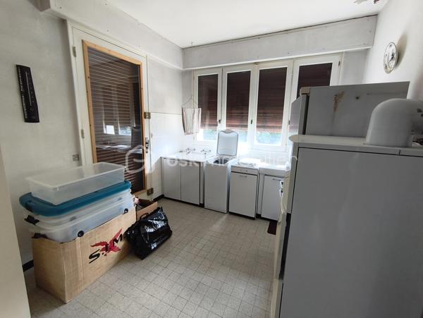 Découvrez cette maison d'environ 138 m² offrant de beaux volumes et un fort potentiel, idéale pour une famille souhaitant créer un intérieur à son image .

Au rez de chaussée , vous trouverez une cuisine , un toilette  ainsi qu' une belle pièce à vivre  d 'environ 50 m² offrant un espace de vie convivial.

A l'étage , la maison dispose de cinq chambres dont deux en enfilade . Deux autres bénéficient d' un accès a une belle et grande terrasse , parfaite pour profiter des beaux jours , ainsi que deux salles de bains.

La maison comprends également un garage , une buanderie , ainsi qu' un jardin offrant des espaces extérieurs appréciables.

Des travaux à prévoir , notamment le remplacement des fenêtres  et la mise aux normes de l'électricité . Il conviendra donc un budget travaux afin de relever tout le potentiel de cette maison .

 N' hésitez pas de me contacter pour plus de renseignements.