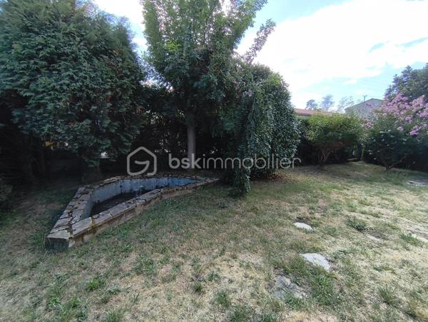 Découvrez cette maison d'environ 138 m² offrant de beaux volumes et un fort potentiel, idéale pour une famille souhaitant créer un intérieur à son image .

Au rez de chaussée , vous trouverez une cuisine , un toilette  ainsi qu' une belle pièce à vivre  d 'environ 50 m² offrant un espace de vie convivial.

A l'étage , la maison dispose de cinq chambres dont deux en enfilade . Deux autres bénéficient d' un accès a une belle et grande terrasse , parfaite pour profiter des beaux jours , ainsi que deux salles de bains.

La maison comprends également un garage , une buanderie , ainsi qu' un jardin offrant des espaces extérieurs appréciables.

Des travaux à prévoir , notamment le remplacement des fenêtres  et la mise aux normes de l'électricité . Il conviendra donc un budget travaux afin de relever tout le potentiel de cette maison .

 N' hésitez pas de me contacter pour plus de renseignements.