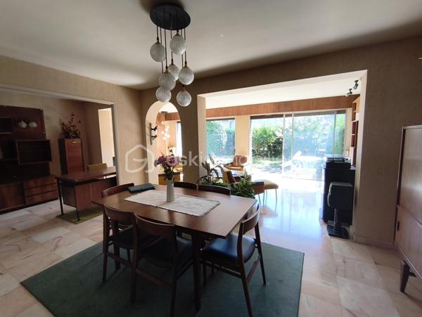 Découvrez cette maison d'environ 138 m² offrant de beaux volumes et un fort potentiel, idéale pour une famille souhaitant créer un intérieur à son image .

Au rez de chaussée , vous trouverez une cuisine , un toilette  ainsi qu' une belle pièce à vivre  d 'environ 50 m² offrant un espace de vie convivial.

A l'étage , la maison dispose de cinq chambres dont deux en enfilade . Deux autres bénéficient d' un accès a une belle et grande terrasse , parfaite pour profiter des beaux jours , ainsi que deux salles de bains.

La maison comprends également un garage , une buanderie , ainsi qu' un jardin offrant des espaces extérieurs appréciables.

Des travaux à prévoir , notamment le remplacement des fenêtres  et la mise aux normes de l'électricité . Il conviendra donc un budget travaux afin de relever tout le potentiel de cette maison .

 N' hésitez pas de me contacter pour plus de renseignements.