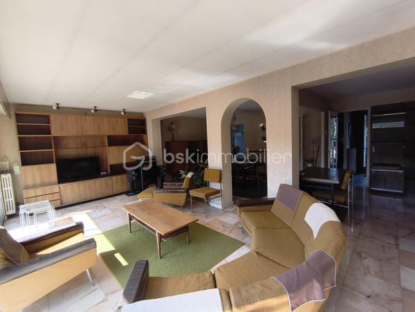Découvrez cette maison d'environ 138 m² offrant de beaux volumes et un fort potentiel, idéale pour une famille souhaitant créer un intérieur à son image .

Au rez de chaussée , vous trouverez une cuisine , un toilette  ainsi qu' une belle pièce à vivre  d 'environ 50 m² offrant un espace de vie convivial.

A l'étage , la maison dispose de cinq chambres dont deux en enfilade . Deux autres bénéficient d' un accès a une belle et grande terrasse , parfaite pour profiter des beaux jours , ainsi que deux salles de bains.

La maison comprends également un garage , une buanderie , ainsi qu' un jardin offrant des espaces extérieurs appréciables.

Des travaux à prévoir , notamment le remplacement des fenêtres  et la mise aux normes de l'électricité . Il conviendra donc un budget travaux afin de relever tout le potentiel de cette maison .

 N' hésitez pas de me contacter pour plus de renseignements.