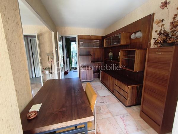 Découvrez cette maison d'environ 138 m² offrant de beaux volumes et un fort potentiel, idéale pour une famille souhaitant créer un intérieur à son image .

Au rez de chaussée , vous trouverez une cuisine , un toilette  ainsi qu' une belle pièce à vivre  d 'environ 50 m² offrant un espace de vie convivial.

A l'étage , la maison dispose de cinq chambres dont deux en enfilade . Deux autres bénéficient d' un accès a une belle et grande terrasse , parfaite pour profiter des beaux jours , ainsi que deux salles de bains.

La maison comprends également un garage , une buanderie , ainsi qu' un jardin offrant des espaces extérieurs appréciables.

Des travaux à prévoir , notamment le remplacement des fenêtres  et la mise aux normes de l'électricité . Il conviendra donc un budget travaux afin de relever tout le potentiel de cette maison .

 N' hésitez pas de me contacter pour plus de renseignements.