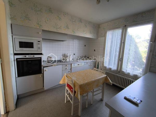 Découvrez cette maison d'environ 138 m² offrant de beaux volumes et un fort potentiel, idéale pour une famille souhaitant créer un intérieur à son image .

Au rez de chaussée , vous trouverez une cuisine , un toilette  ainsi qu' une belle pièce à vivre  d 'environ 50 m² offrant un espace de vie convivial.

A l'étage , la maison dispose de cinq chambres dont deux en enfilade . Deux autres bénéficient d' un accès a une belle et grande terrasse , parfaite pour profiter des beaux jours , ainsi que deux salles de bains.

La maison comprends également un garage , une buanderie , ainsi qu' un jardin offrant des espaces extérieurs appréciables.

Des travaux à prévoir , notamment le remplacement des fenêtres  et la mise aux normes de l'électricité . Il conviendra donc un budget travaux afin de relever tout le potentiel de cette maison .

 N' hésitez pas de me contacter pour plus de renseignements.