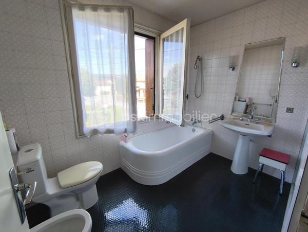 Découvrez cette maison d'environ 138 m² offrant de beaux volumes et un fort potentiel, idéale pour une famille souhaitant créer un intérieur à son image .

Au rez de chaussée , vous trouverez une cuisine , un toilette  ainsi qu' une belle pièce à vivre  d 'environ 50 m² offrant un espace de vie convivial.

A l'étage , la maison dispose de cinq chambres dont deux en enfilade . Deux autres bénéficient d' un accès a une belle et grande terrasse , parfaite pour profiter des beaux jours , ainsi que deux salles de bains.

La maison comprends également un garage , une buanderie , ainsi qu' un jardin offrant des espaces extérieurs appréciables.

Des travaux à prévoir , notamment le remplacement des fenêtres  et la mise aux normes de l'électricité . Il conviendra donc un budget travaux afin de relever tout le potentiel de cette maison .

 N' hésitez pas de me contacter pour plus de renseignements.