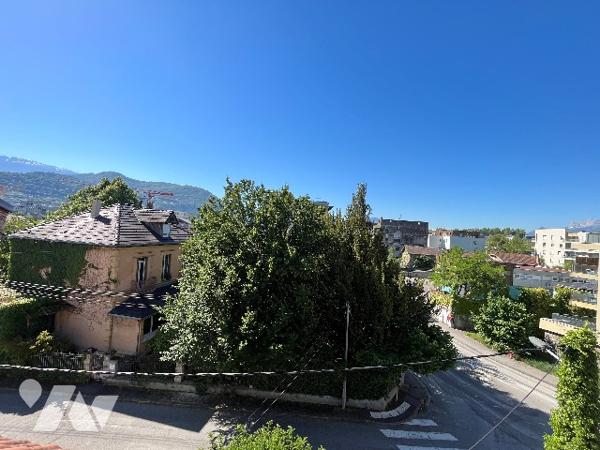 Studio situé au 3ᵉ étage