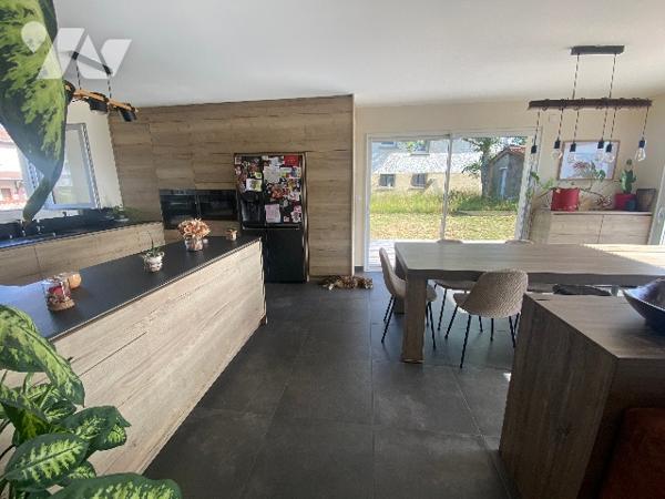 Propriété récente de 2020, deux espaces habitables indépendants avec vue imprenable, terrain 870m²