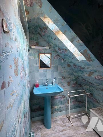 Construite en 1966, cette maison de 88 m² repose sur de solides fondations et un soubassement e...