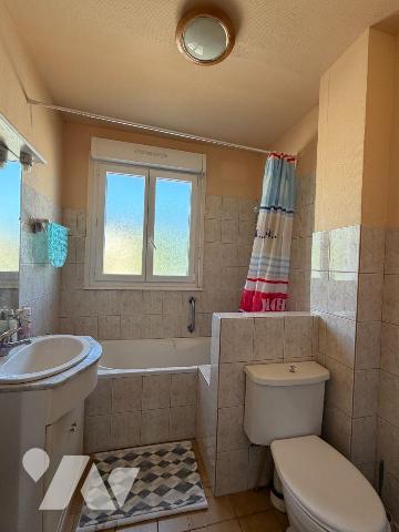 Construite en 1966, cette maison de 88 m² repose sur de solides fondations et un soubassement e...
