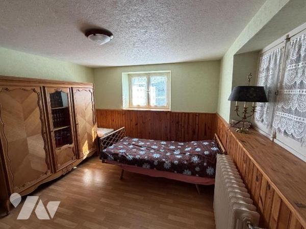 Construite en 1966, cette maison de 88 m² repose sur de solides fondations et un soubassement e...