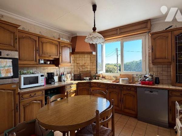Construite en 1966, cette maison de 88 m² repose sur de solides fondations et un soubassement e...
