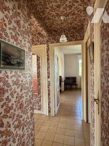 Construite en 1966, cette maison de 88 m² repose sur de solides fondations et un soubassement e...