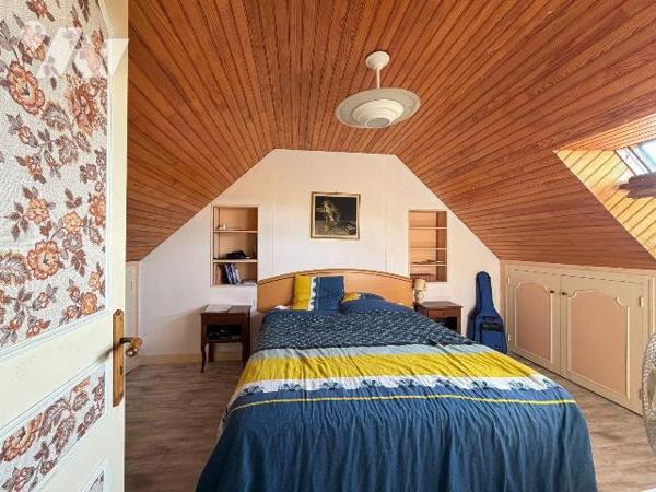 Construite en 1966, cette maison de 88 m² repose sur de solides fondations et un soubassement e...