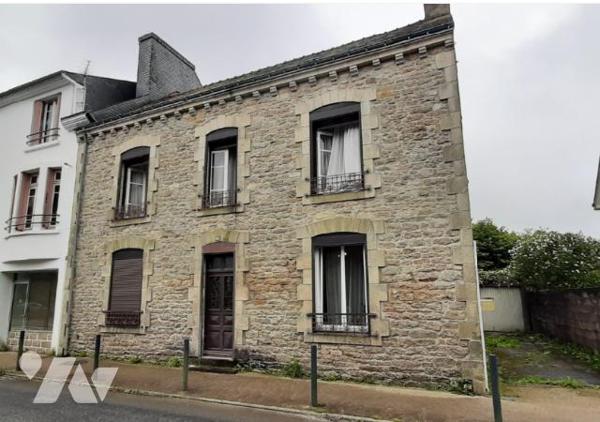 Rdc : cuis, séj-salon, 4 ch, sdb, chaufferie
Courette
Garage