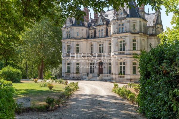 Vente d’un  exceptionnel château du 19ème siècle à proximité de Cognac