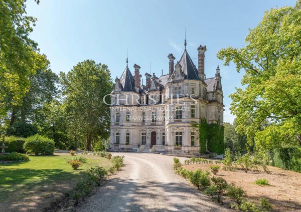 Vente d’un  exceptionnel château du 19ème siècle à proximité de Cognac