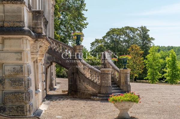 Vente d’un  exceptionnel château du 19ème siècle à proximité de Cognac