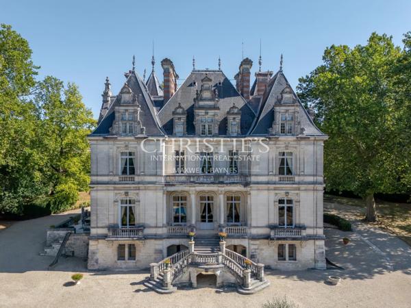 Vente d’un  exceptionnel château du 19ème siècle à proximité de Cognac