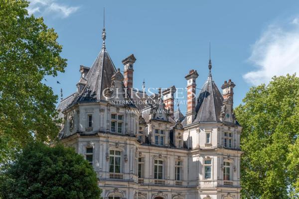 Vente d’un  exceptionnel château du 19ème siècle à proximité de Cognac