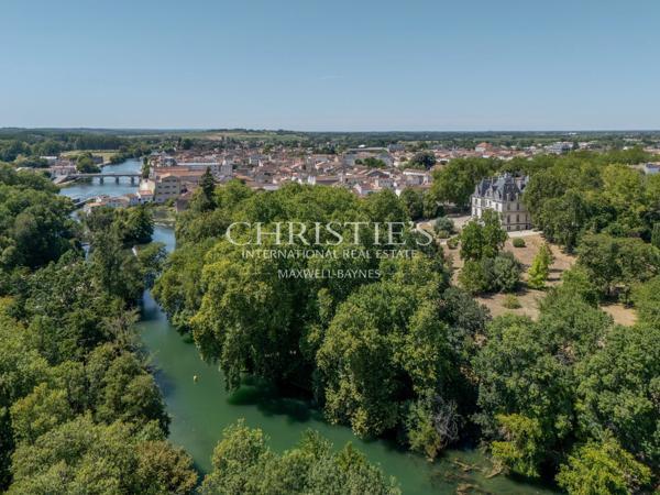 Vente d’un  exceptionnel château du 19ème siècle à proximité de Cognac