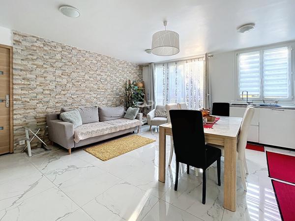 Appartement Chatou 3 pièce(s)

Loyer 1 350 €/mois charges comprises **

- Ref : 161400