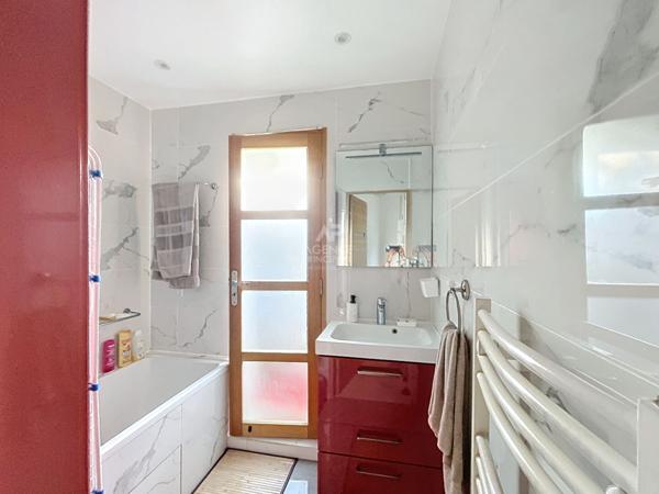 Appartement Chatou 3 pièce(s)

Loyer 1 350 €/mois charges comprises **

- Ref : 161400