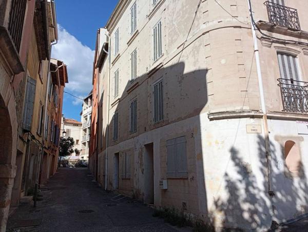 À vendre : ensemble immobilier de 11 appartements et un local commercial d’environ 511 m², à fort potentiel locatif, à Manosque près du parking du Terreau