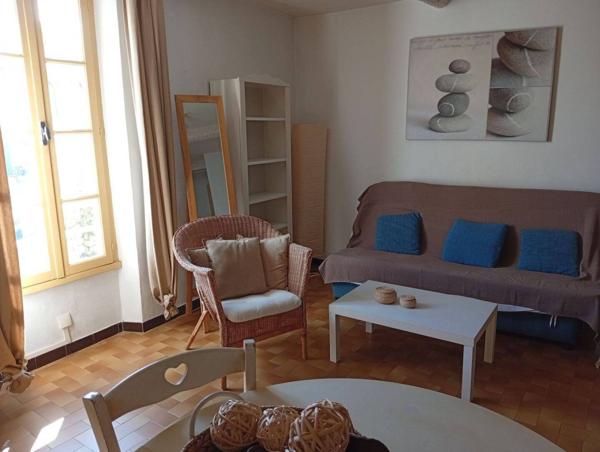 À vendre : ensemble immobilier de 11 appartements et un local commercial d’environ 511 m², à fort potentiel locatif, à Manosque près du parking du Terreau