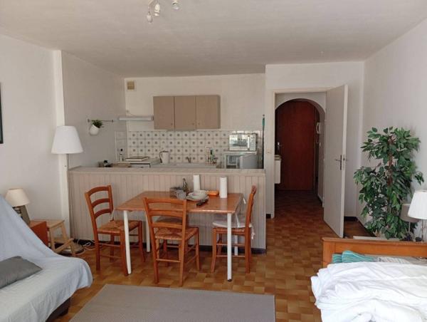 À vendre : ensemble immobilier de 11 appartements et un local commercial d’environ 511 m², à fort potentiel locatif, à Manosque près du parking du Terreau