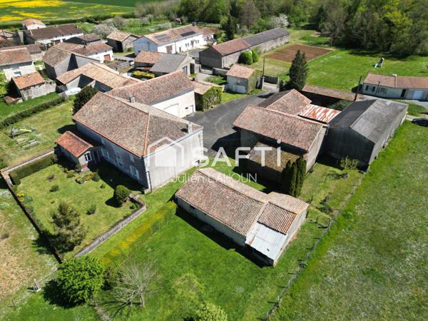 Maison charentaise avec de nombreuses dépendances