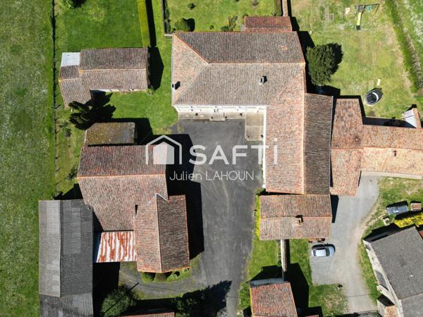 Maison charentaise avec de nombreuses dépendances